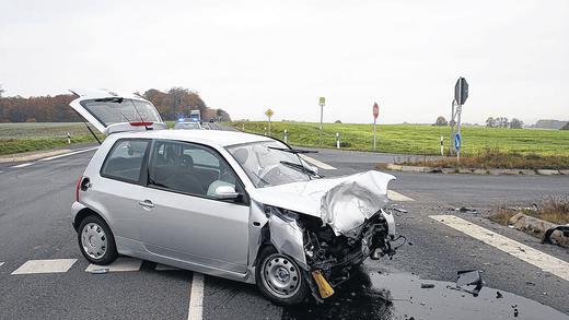 Großer Schutzengel: Nur mit leichten Verletzungen kam der Fahrer dieses VW Lupo davon, der am Freitag gegen 8.30 Uhr an der Kreuzung zwischen Oberschwarzach und Siegendorf auf der B 22 „abgeschossen“ worden war. Ein Lasterfahrer hatte den Kleinwagen übersehen. Großer Schutzengel: Nur mit leichten Verletzungen kam der Fahrer dieses VW Lupo davon, der am Freitag gegen 8.30 Uhr an der Kreuzung zwischen Oberschwarzach und Siegendorf auf der B 22 „abgeschossen“ worden war. Ein Lasterfahrer hatte den Kleinwagen übersehen.
