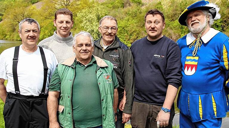 Verantwortung und Anglerglück bewiesen beim AC Obervolkach (von links) Peter Staudt (Vorsitzender), Bernd Dotterweich (zweiter Vorsitzender), Robert Förster (Schriftführer), Werner Winter (Kassier), Josef Rauchenberger (Vize-Anglerkönig). Ihnen gratulierte Landsknecht Willi Bedenk. Verantwortung und Anglerglück bewiesen beim AC Obervolkach (von links) Peter Staudt (Vorsitzender), Bernd Dotterweich (zweiter Vorsitzender), Robert Förster (Schriftführer), Werner Winter (Kassier), Josef Rauchenberger (Vize-Anglerkönig). Ihnen gratulierte Landsknecht Willi Bedenk.