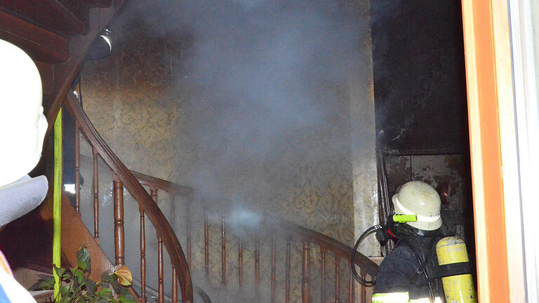 Ein Brand in Schloss Hallburg bei Volkach löste am frühen Montagmorgen einen Großeinsatz der Feuerwehren im Landkreis aus.