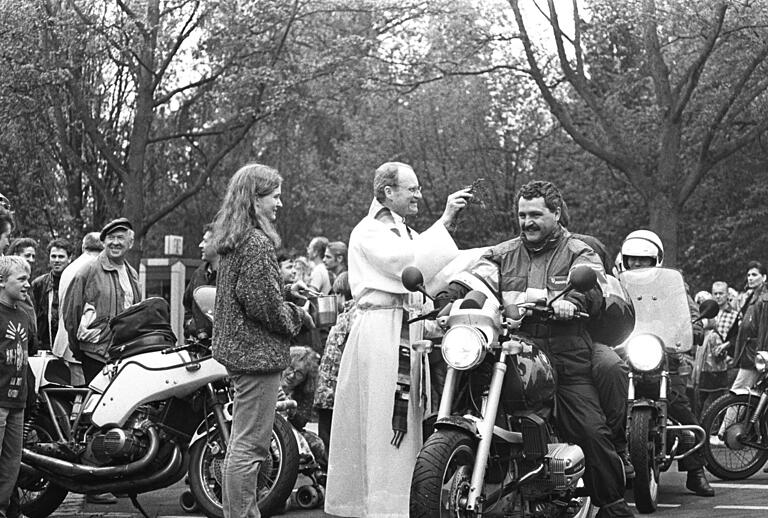 Ein Archivbild aus dem Jahr 2006: Pfarrer Roland Breitenbach beim Motorrad-Gottesdienst von St. Michael. Ein Archivbild aus dem Jahr 2006: Pfarrer Roland Breitenbach beim Motorrad-Gottesdienst von St. Michael.