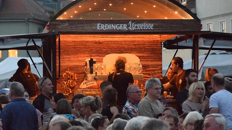 Die Gäste beim Marktplatzsommer in Bad Neustadt sollten keinen Hunger und Durst erleiden, darum kümmerten sich in den vergangenen Jahren (Archivfoto) stets viele Mitarbeitende unter der Organisation der Familie Griebel. Die Gäste beim Marktplatzsommer in Bad Neustadt sollten keinen Hunger und Durst erleiden, darum kümmerten sich in den vergangenen Jahren (Archivfoto) stets viele Mitarbeitende unter der Organisation der Familie Griebel.
