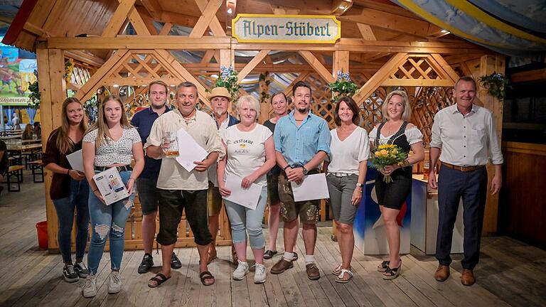 Marktheidenfelds Bürgermeister Thomas Stamm (rechts) und Glücksfee Regina Mayer mit den Gewinnern der Laurenzi-Verlosung 2022.