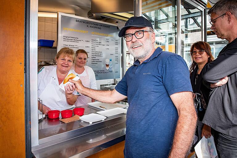 Die offiziell letzte 'Geknickte' der Familie Knüpfing samt Brötchen hatte am Samstag zunächst Udo Mühlstein bekommen, danach wurde aber doch noch mal kurz nachgelegt. Die offiziell letzte 'Geknickte' der Familie Knüpfing samt Brötchen hatte am Samstag zunächst Udo Mühlstein bekommen, danach wurde aber doch noch mal kurz nachgelegt. 