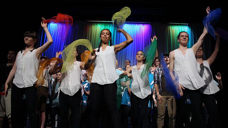 Ob musikalisch, schauspielerisch oder beim Tanz, die Jugendlichen ließen den Funken der Begeisterung überspringen. Ob musikalisch, schauspielerisch oder beim Tanz, die Jugendlichen ließen den Funken der Begeisterung überspringen.