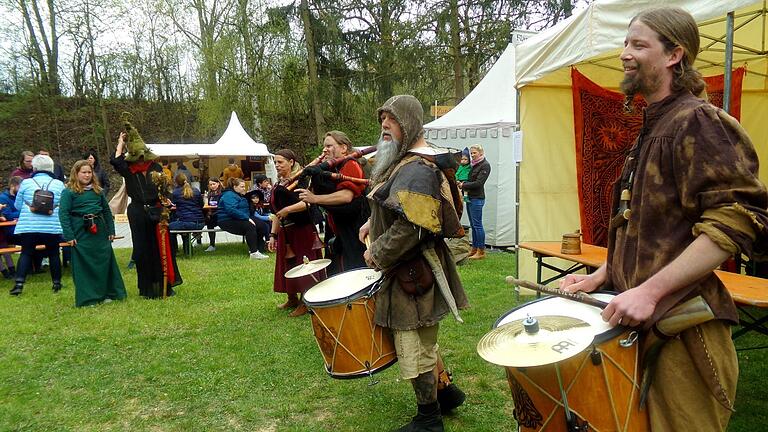 Die Spielleut aus alter Zeit spielten sich in die Herzen der Besucher beim Hexenfest. Die Spielleut aus alter Zeit spielten sich in die Herzen der Besucher beim Hexenfest.