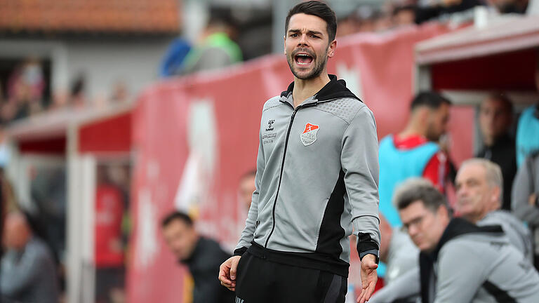 Trainer Victor Kleinhenz (TSV Aubstadt) hofft auf einen Auswärtssieg seiner Mannschaft bei der SpVgg Hankofen-Hailing Trainer Victor Kleinhenz (TSV Aubstadt) hofft auf einen Auswärtssieg seiner Mannschaft bei der SpVgg Hankofen-Hailing