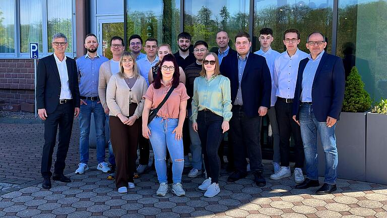 Die erfolgreichen Absolventinnen und Absolventen einer technischen und kaufmännischen Ausbildung zusammen mit Geschäftsleitung und Betriebsrat. Die erfolgreichen Absolventinnen und Absolventen einer technischen und kaufmännischen Ausbildung zusammen mit Geschäftsleitung und Betriebsrat.