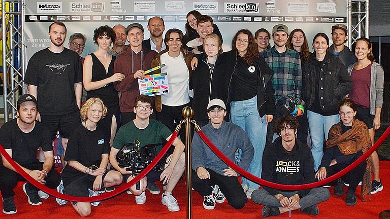 Der letzte Drehtag am Sonntagabend vor dem Kino in Bad Königshofen. Die gesamte Crew mit Regisseur Nils Arbes, sowie Carlotta Pahl, Moritz Führmann und Paolo Möller. Der letzte Drehtag am Sonntagabend vor dem Kino in Bad Königshofen. Die gesamte Crew mit Regisseur Nils Arbes, sowie Carlotta Pahl, Moritz Führmann und Paolo Möller.