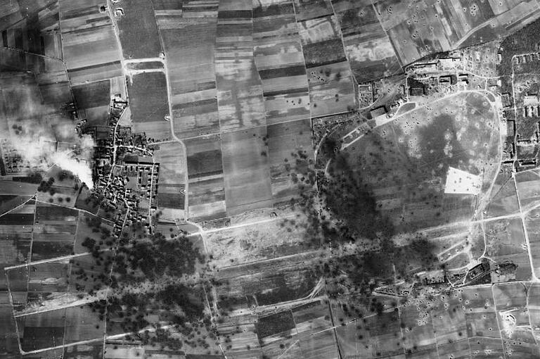 So sah Giebelstadt nach dem Angriff am 22. März 1945 aus der Luft aus: Die Zerstörung war groß. So sah Giebelstadt nach dem Angriff am 22. März 1945 aus der Luft aus: Die Zerstörung war groß.