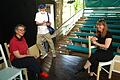 Leiterin Anne Maar (links) und Regisseurin Sandra Lava mit Schauspieler Fritz Peter Schmidle auf der bereits für die einzige Premiere dieses Sommers eingerichteten Freilichtbühne im Theater Maßbach.