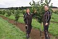 Zufrieden mit dem Wachstum ihrer Bio-Haselnussbäume in der neu angelegten Plantage bei Pfersdorf sind Sarah und Christian Kimmel.