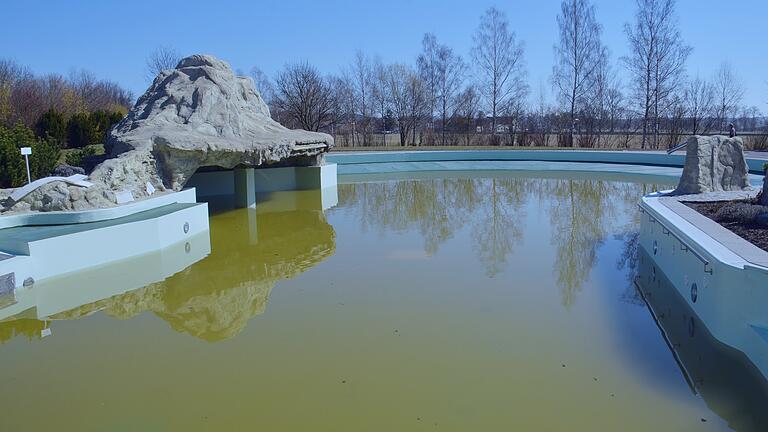Die Felsenlandschaft gibt dem Naturheilwassersee der Frankentherme Bad Königshofen eine besondere reizvolle Urlaubsatmosphäre zusammen mit den Strandkörben und der großen Liegenwiese. Die Felsenlandschaft gibt dem Naturheilwassersee der Frankentherme Bad Königshofen eine besondere reizvolle Urlaubsatmosphäre zusammen mit den Strandkörben und der großen Liegenwiese.