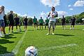 Der Chef spricht: Geschäftsführer und Hauptsponsor Markus Wolf erklärt der Mannschaft und insbesondere den Neuzugängen seine Vorstellungen. Hinten in grün das Trainerteam mit (von links) Co-Trainer Adam Jabiri, Torwarttrainer Norbert Kleider und Cheftrainer Marc Reitmaier.