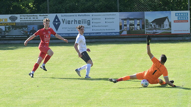 Rhöner Ballgeflüster       -  Hauptsache gehalten - denkt sich Oberhaids Keeper Jason Kürschner, der einen Treffer des Fuchsstädters Maurice Volz mit dem Hinterteil verhindert.