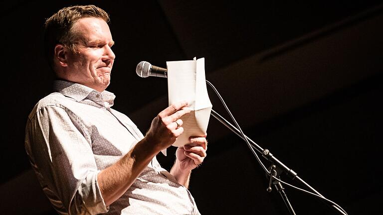 Oliver Walter ist einer der beiden fränkischen Künstler, die beim Poetry Slam in Kitzingen auf der Bühne stehen.