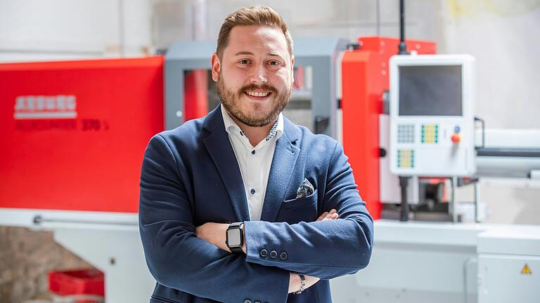 Ist künftig der erste Ansprechpartner in der Innovationsfabrik Schweinfurt: Niels Baunach, Produktionsingenieur bei der Firma KLT, betreut Studierende und Bürger künftig unter anderem an der Spritzgussmaschine. Ist künftig der erste Ansprechpartner in der Innovationsfabrik Schweinfurt: Niels Baunach, Produktionsingenieur bei der Firma KLT, betreut Studierende und Bürger künftig unter anderem an der Spritzgussmaschine.