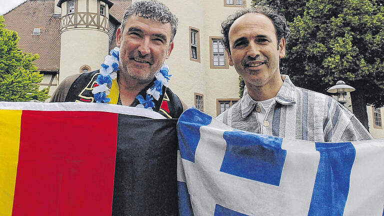 Vorfreude: Der Lohrer Wirt Costas Skafidas (links) und Costas Christofis, sein eigens aus Griechenland angereister Freund aus Kindertagen, posierten am Donnerstagmittag vor dem Lohrer Schloss. Am Abend machten sie sich zusammen mit weiteren Griechen auf den Weg nach Danzig, um das Fußballspiel der deutschen gegen die griechische Mannschaft live im Stadion zu sehen.