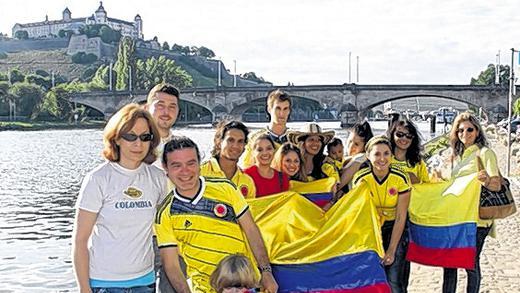 Südamerikanische Lebensfreude am Mainufer: kolumbianische Fußball-Fans in Würzburg.Foto: Jonas Schneider