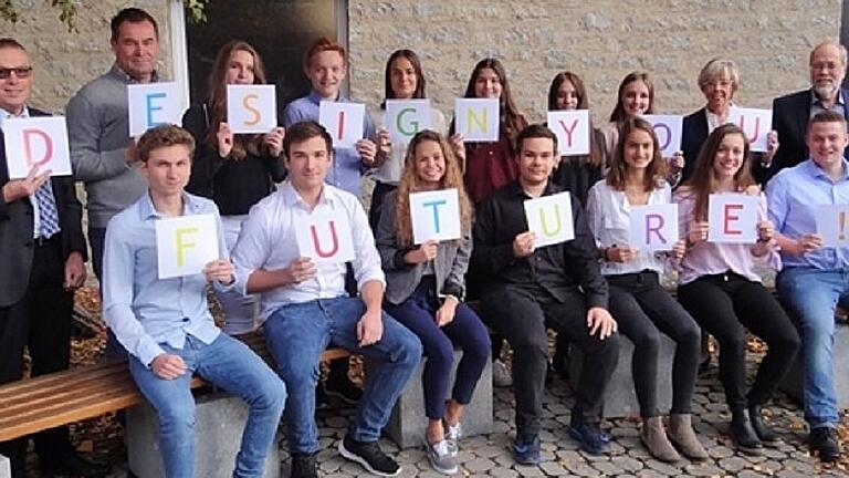 Zeigen verschiedene Wege nach dem Abitur auf: (hinten, von links) Meinolf Brinkmöller (IHK), Nikolaus Müller, Sophie Sauer, Fabio Pfister, Catharina Wald, Sina Pfister, Verena Wirth, Elina Riegler, Elke Kindermann und Ulrich Wittmann (Schulleiter des WRG); vorne, von links: Marcel Jäger, Marco Evrard, Selina Beyfuß, Paul Förster, Julia Mehn, Lisa Eisend und Pascal Seufert.