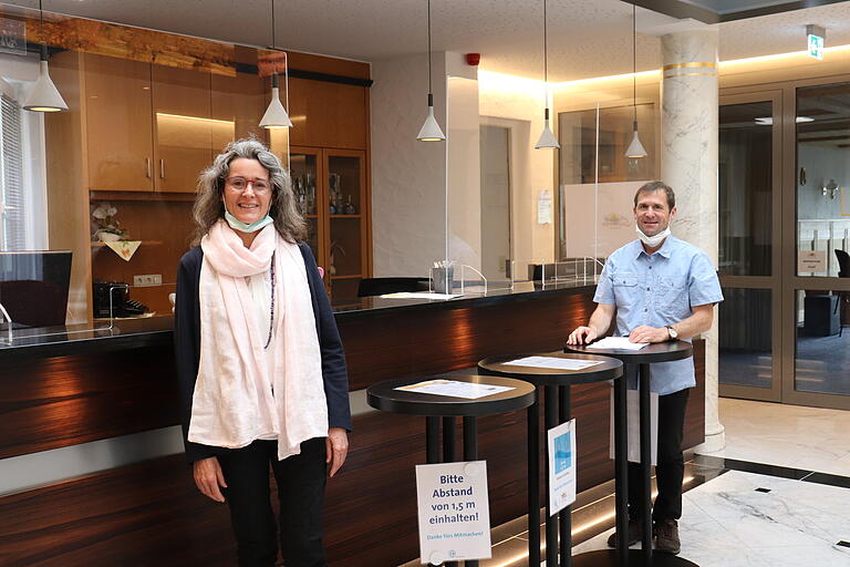 Sonja Karlein und Heino Goldbach an der Rezeption des Hotels Sonnentau in Fladungen. Das Wellness-Haus erwartet sich von den neuerlichen Lockerungen wieder mehr Buchungen.