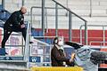 Von der Auswechselbank auf die Tribüne: Kickers-Trainer Bernhard Trares (links) musste die Zweitliga-Partie zwischen den Rothosen und dem SC Paderborn ab der 76. Minute aus der Ferne verfolgen. Schiedsrichter Lasse Koslowski hatte dem Coach die Rote Karte gezeigt.