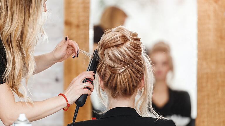 Wer bekommt den ersten Termin beim Friseur? Nötig haben es alle, aber gleichzeitig geht eben nicht. Deswegen teilen wir die Würzburger in unserer Glosse Würzburger Wahrheiten in Prioritäten ein.&nbsp;