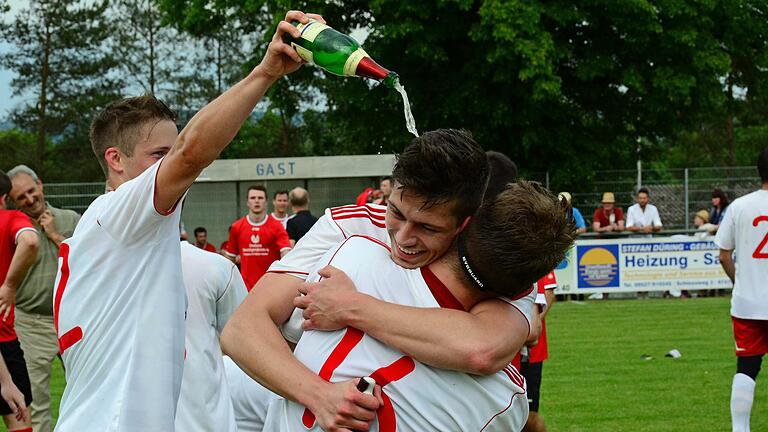 Achtung Sektdusche! So wie hier im Jahr 2016 in Trossendorf könnte auch in dieser hiesigen Region manch ein Fußballer nach gewonnener Meisterschaft mit Schaumwein überschüttet werden.