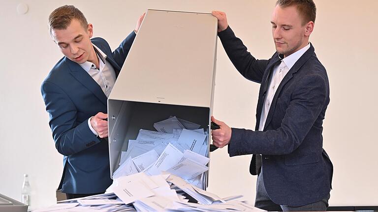 Verwaltungsleiter Marcel Ritz (rechts) und Abstimmungsvorsteher Dominik Dorsch leeren am Sonntag um kurz nach 18 Uhr die Wahlurne zum Auszählen der Stimmzettel.