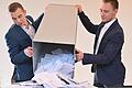 Verwaltungsleiter Marcel Ritz (rechts) und Abstimmungsvorsteher Dominik Dorsch leeren am Sonntag um kurz nach 18 Uhr die Wahlurne zum Auszählen der Stimmzettel.