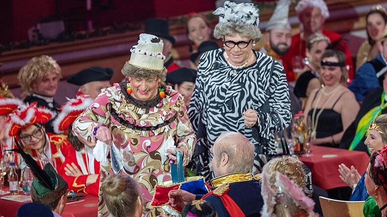 Haben die Werbung für Bad Kissingen stets im Gepäck: Waltraud und Mariechen wiesen jetzt beim Veitshöchheimer Fasching den als Reichskanzler Bismarck verkleideten Ministerpräsidenten Markus Söder darauf hin, dass er seine in Bad Kissingen stehende Waage nicht aus dem Blick verlieren dürfe. Haben die Werbung für Bad Kissingen stets im Gepäck: Waltraud und Mariechen wiesen jetzt beim Veitshöchheimer Fasching den als Reichskanzler Bismarck verkleideten Ministerpräsidenten Markus Söder darauf hin, dass er seine in Bad Kissingen stehende Waage nicht aus dem Blick verlieren dürfe.