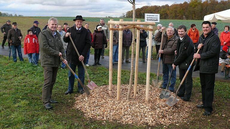 Immer wieder spendete der VGL Grettstadt Bäume, so 2009 an der Gemarkungsgrenze zwischen Grettstadt und Gochsheim. Mitwirkende: die damaligen Bürgermeister Ewald Vögler (GR) und Wolfgang Widmaier (GO) und die Vertreter der beiden VGL Werner Heimrich, Reinhold Lamprecht (GO) sowie Bernd Wolf (GR).