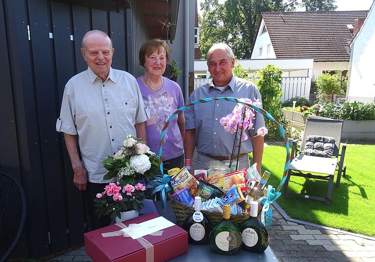 Bürgermeister Horst Reuther (rechts) gratulierte Rosemarie und Albrecht König zu ihrem Ehejubiläum.