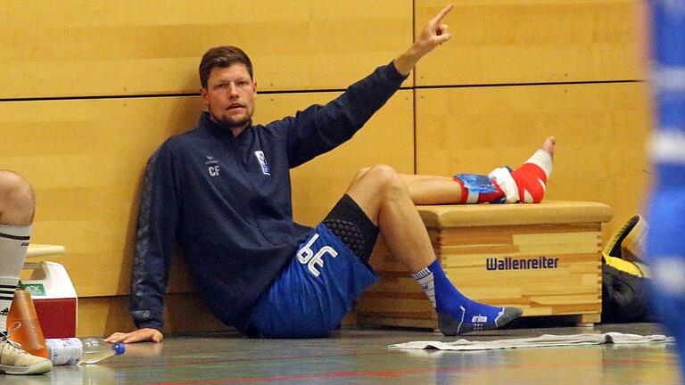 Verletzt, aber nicht außer Gefecht: MHV Schweinfurt-Spielertrainer Christopher Früh coachte selbst im Liegen weiter. Verletzt, aber nicht außer Gefecht: MHV Schweinfurt-Spielertrainer Christopher Früh coachte selbst im Liegen weiter.