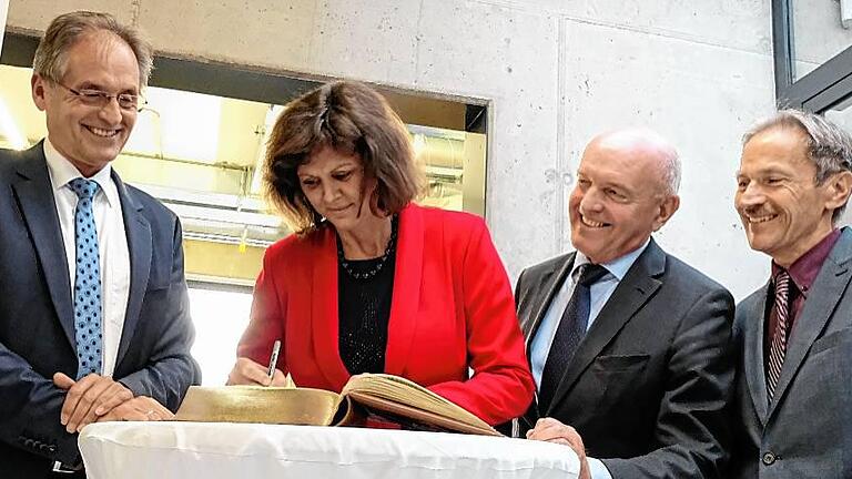 Ilse Aigner trug sich ins Goldene Buch der Stadt ein, flankiert von Bürgermeister Eberhard Streit (links) sowie Bauamtsleiter Holger Bothe und Landrat Thomas Habermann (von rechts). Ilse Aigner trug sich ins Goldene Buch der Stadt ein, flankiert von Bürgermeister Eberhard Streit (links) sowie Bauamtsleiter Holger Bothe und Landrat Thomas Habermann (von rechts).