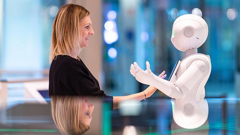 Roboter als 'Partner' oder Bedrohung? Das Bild zeigt einen Serviceroboter Namens Pepper.&nbsp;