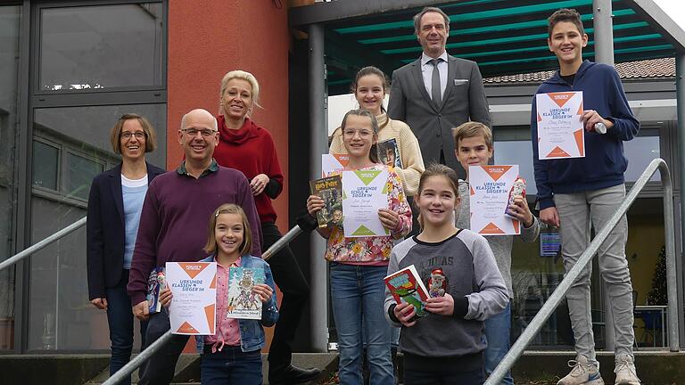 Die Finalistinnen und Finalisten im Vorlesewettbewerb am LSH mit ihren Deutschlehrkäften und dem Schulleiter (von links vorne nach hinten): Valerie Götz, Zoe Peschke, Isolde Kestler, Harald Godron, Shari Heining, Lorenz Koch, Jutta Köhler, Ella Linz, Elias Mahroug und Schulleiter Achim Höfle.