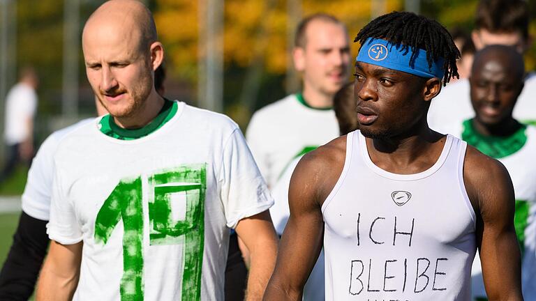 Osaivbie Ekogiawe (rechts) soll abgeschoben werden. Der 20-Jährige bestritt an diesem Sonntag in der Fußball-Kreisliga mit seiner Mannschaft, dem SV Heidingsfeld, ein Ligaspiel. Es soll nicht sein letztes gewesen sein, dafür setzten sich beim Heimspiel seine Mitspieler und der Klub ein.