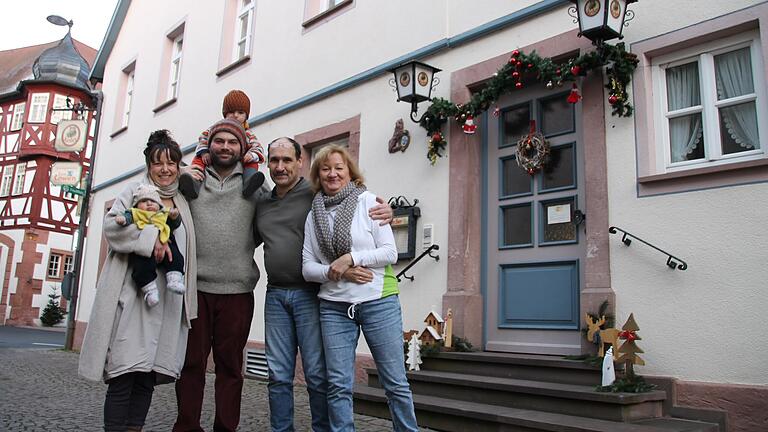 Susanne Klaus und Bastian Laschet (v.l. mit den Kindern Pepe und Karl) wollen das Rienecker Gasthaus 'Zum Löwen' von Horst und Ingeborg Wirth übernehmen.