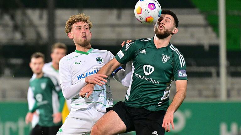 Auf Augenhöhe: Der Schweinfurter Adrian Istrefi (rechts) und der Fürther Robin Littig im Kampf um den Ball.