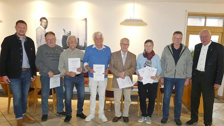 Die beiden Vorstände Karl-Heinz Kiss und Reinhard Münich (rechts) und Bürgermeister Jens Machnow (links) gratulierten den fünf anwesenden Geehrten (von links) Johann Maurer, Heinz Lommel, Siegfried Schanderl, Bernd Rübensaal und Hiltrud Weiß.