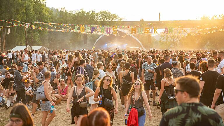 Mehrere Tausend Menschen werden voraussichtlich auch im Augsut 2024 das Tanzinsel-Festival in Gemünden besuchen. Über die Jahre hinweg waren mehrere bekannte DJs dort zu Gast: Unter anderem Paul Kalkbrenner und Sven Fäth.