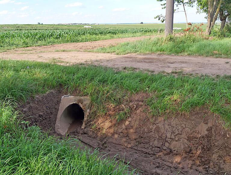 Weil ein Durchlass an der Kreisstraße Wü 55 von Hausen nach Fährbrück sauber gemacht und damit die Straßenentwässerung wieder sichergestellt wurde, ist in der Hausener Flur ein Graben mit ausgebaggert worden. Dass 'der Straßendurchlass funktionieren muss' ist für die Ratsmitglieder in Hausen keine Frage, aber 'dass das Regenwasser bei Starkregenereignissen nun noch schneller nach Rieden fließt', sei diskussionswürdig.