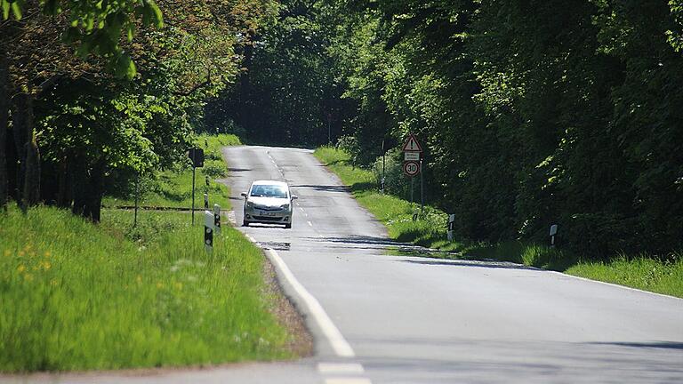 Sanierungsfall: Die Straße auf den Schwanberg muss von Grund auf erneuert werden. Kein leichtes Unterfangen – dem Landkreis als Bauträger dürfte das noch einiges Kopfzerbrechen bereiten. Archivfoto: Frank Weichhan Sanierungsfall: Die Straße auf den Schwanberg muss von Grund auf erneuert werden. Kein leichtes Unterfangen – dem Landkreis als Bauträger dürfte das noch einiges Kopfzerbrechen bereiten. Archivfoto: Frank Weichhan