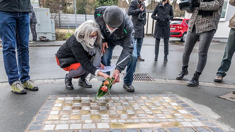 Ein Mosaik aus 40 Stolpersteinen an der Ecke Dürerstraße/Konradstraße erinnert ab sofort an Bewohner und Personal jüdischer Altersheime und des jüdischen Krankenhauses.&nbsp;