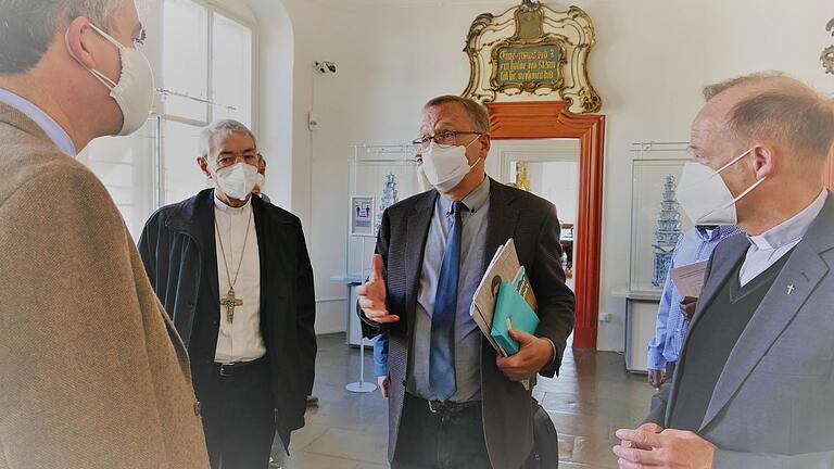 Oberbürgermeister Andreas Starke empfing die Renovabis-Delegation mit Hauptgeschäftsführer Pfarrer Christian Hartl (rechts) und Geschäftsführer Markus Ingenlath (links) an der Spitze sowie Erzbischof Ludwig Schick. Oberbürgermeister Andreas Starke empfing die Renovabis-Delegation mit Hauptgeschäftsführer Pfarrer Christian Hartl (rechts) und Geschäftsführer Markus Ingenlath (links) an der Spitze sowie Erzbischof Ludwig Schick.