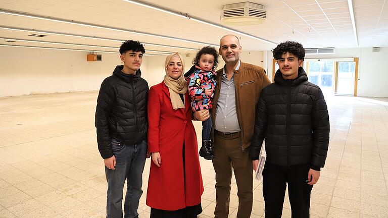 Firmengründer Abdulrazak Alhassan Alibrahim zusammen mit seiner Familie in den Räumen des ehemaligen Lebensmittelmarktes, die bis Mai umgebaut werden. Im Bild Ehefrau Nada Alhay Kheder, die beiden Söhne Mohamad (links) und Ahmad (rechts) sowie Töchterchen Misk. Firmengründer Abdulrazak Alhassan Alibrahim zusammen mit seiner Familie in den Räumen des ehemaligen Lebensmittelmarktes, die bis Mai umgebaut werden. Im Bild Ehefrau Nada Alhay Kheder, die beiden Söhne Mohamad (links) und Ahmad (rechts) sowie Töchterchen Misk.