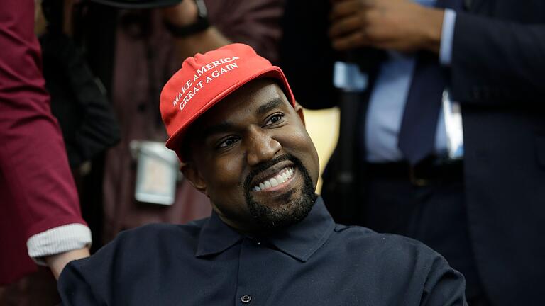 Kanye West       -  Breites Grinsen und &bdquo;MAGA&rdquo;-Cap: Kanye West unterstützt Trump auch im aktuellen Wahlkampf. (Archivbild)