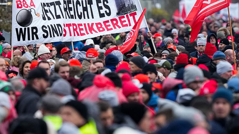 Warnstreik bei VW in Wolfsburg       -  Begleitet von einem flächendeckenden Warnstreik waren beide Seiten in Wolfsburg zu ihrer vierten Tarifrunde zusammengekommen.