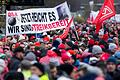 Warnstreik bei VW in Wolfsburg       -  Begleitet von einem flächendeckenden Warnstreik waren beide Seiten in Wolfsburg zu ihrer vierten Tarifrunde zusammengekommen.