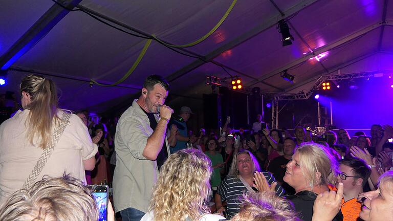 Lässt die Schlagerherzen beim Streutal-Festival höher schlagen: Achim Petry, der musikalisch in die Fußstapfen seines Vaters Wolfgang Petry getreten ist (im Bild bei einem Auftritt im Sommer 2024 in Sand am Main). Lässt die Schlagerherzen beim Streutal-Festival höher schlagen: Achim Petry, der musikalisch in die Fußstapfen seines Vaters Wolfgang Petry getreten ist (im Bild bei einem Auftritt im Sommer 2024 in Sand am Main). 